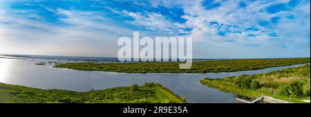 Blick auf den Lake Okeechobee, umgeben von üppigem Grün in Florida, USA Stockfoto