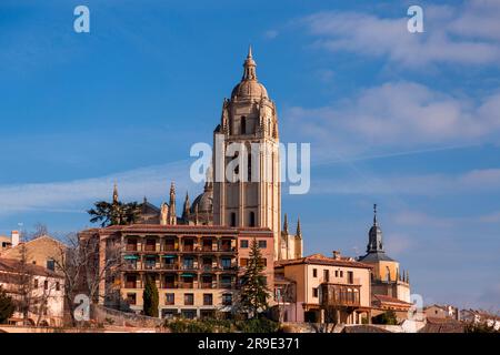 Segovia, Spanien – 18. Februar 2022: Stadtbild von der antiken Stadt Segovia, der Turm der Kathedrale von Segovia mit Blick auf die Stadt. Stockfoto