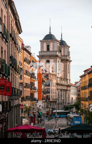 Madrid, Spanien - 16. FEBRUAR 2022: Die Collegiatskirche San Isidro ist eine katholische Kirche im historischen Zentrum von Madrid und beherbergt den Sitz von Hermandad del Stockfoto