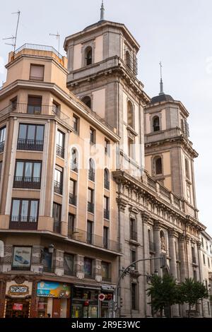 Madrid, Spanien - 16. FEBRUAR 2022: Die Collegiatskirche San Isidro ist eine katholische Kirche im historischen Zentrum von Madrid und beherbergt den Sitz von Hermandad del Stockfoto