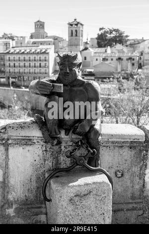 Segovia, Spanien - 18. FEBRUAR 2022: Lustige Skulptur eines Teufels, die ein Selfie gegen das antike römische Aquädukt von Segovia macht, dem wichtigsten Symbol von Segovi Stockfoto