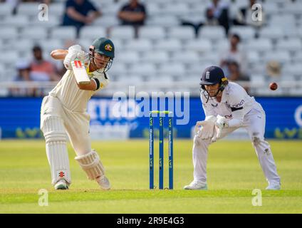 Jess Jonassen schlägt für Australien gegen England am ersten Tag der Women's Ashes-Testreihe 2023. Stockfoto