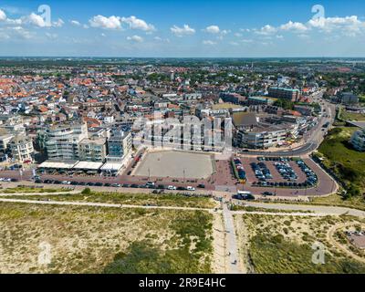 Luftdrohnenfoto des Boulevard und der Stadt Noordwijk in den Niederlanden. Noordwijk ist eine Küstenstadt mit einem wunderschönen Strand. Stockfoto