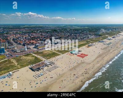 Luftdrohnenfoto des Boulevard und der Stadt Noordwijk in den Niederlanden. Noordwijk ist eine Küstenstadt mit einem wunderschönen Strand. Stockfoto