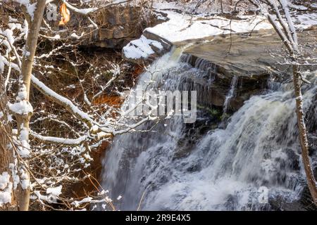 Brandywine Waterfalls im Winter im Cuyahoga Valley National Park in Northfield, Ohio, USA Stockfoto