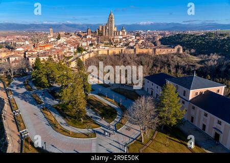 Segovia, Spanien – 18. Februar 2022: Stadtbild von der antiken Stadt Segovia, der Turm der Kathedrale von Segovia mit Blick auf die Stadt. Stockfoto