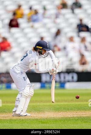 Danni Wyatt schlägt für England gegen Australien am dritten Tag der Women's Ashes-Testreihe 2023. Stockfoto