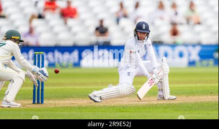 Danni Wyatt schlägt für England gegen Australien am dritten Tag der Women's Ashes-Testreihe 2023. Stockfoto