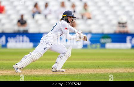 Danni Wyatt schlägt für England gegen Australien am dritten Tag der Women's Ashes-Testreihe 2023. Stockfoto