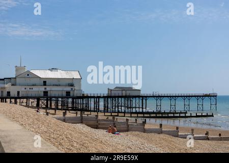 Bognor Regis, West Sussex, Großbritannien - Juni 25. Blick entlang der Promenade in Bognor Regis, West Sussex am 25. Juni 2023. Nicht identifizierte Personen Stockfoto