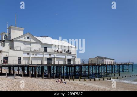 Bognor Regis, West Sussex, Großbritannien - Juni 25. Blick entlang der Promenade in Bognor Regis, West Sussex am 25. Juni 2023. Nicht identifizierte Personen Stockfoto