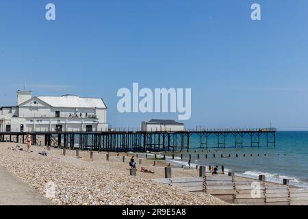 Bognor Regis, West Sussex, Großbritannien - Juni 25. Blick entlang der Promenade in Bognor Regis, West Sussex am 25. Juni 2023. Nicht identifizierte Personen Stockfoto