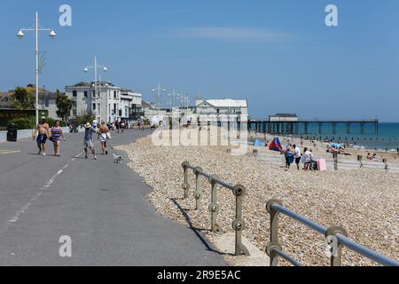 Bognor Regis, West Sussex, Großbritannien - Juni 25. Blick entlang der Promenade in Bognor Regis, West Sussex am 25. Juni 2023. Nicht identifizierte Personen Stockfoto