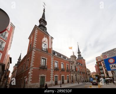 Madrid, Spanien - 16. FEBRUAR 2022: Außenansicht des spanischen Ministeriums für auswärtige Angelegenheiten und Zusammenarbeit in Madrid, der spanischen Hauptstadt. Stockfoto