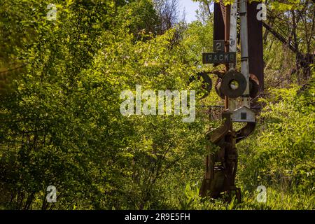 Sehenswürdigkeiten entlang des Towpath Trail, wo Maultiere Boote ziehen, die Güter und Menschen auf dem Ohio # Erie Canal hinauf und hinunter transportieren. Altes Eisenbahnsignal. Stockfoto