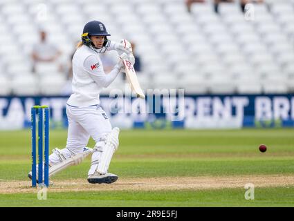 Danni Wyatt schlägt für England gegen Australien am fünften Tag der Women's Ashes-Testreihe 2023. Stockfoto