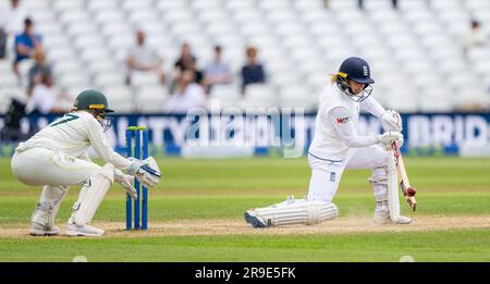 Danni Wyatt schlägt für England gegen Australien am fünften Tag der Women's Ashes-Testreihe 2023. Stockfoto