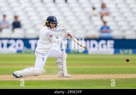 Danni Wyatt schlägt für England gegen Australien am fünften Tag der Women's Ashes-Testreihe 2023. Stockfoto