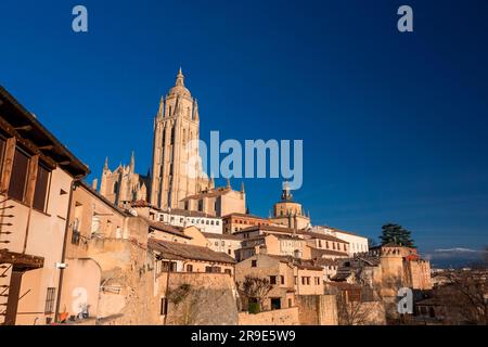 Segovia, Spanien – 18. Februar 2022: Stadtbild von der antiken Stadt Segovia, der Turm der Kathedrale von Segovia mit Blick auf die Stadt. Stockfoto