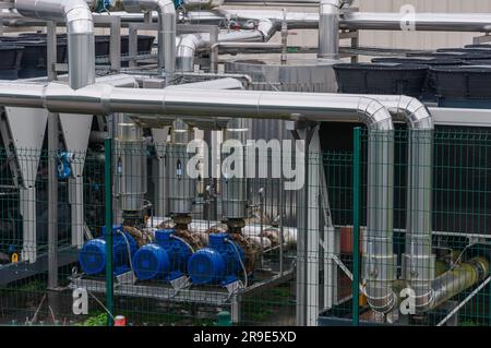 Ausrüstung, Kabel und Pipelines vor einer modernen Käserei in Frankreich, Nahaufnahme Stockfoto