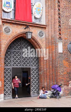 Danzig, Polen - Juni 23 2023: Bettler mit Kind in Danzig an der Kirche. Stockfoto