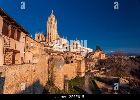 Segovia, Spanien – 18. Februar 2022: Stadtbild von der antiken Stadt Segovia, der Turm der Kathedrale von Segovia mit Blick auf die Stadt. Stockfoto