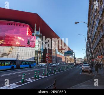 Madrid, Spanien - 17. FEBRUAR 2022: Allgemeine Architektur und Blick auf die Straße von Madrid, der Hauptstadt Spaniens. Stockfoto