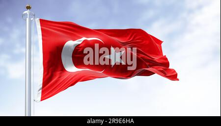 Die türkische Nationalflagge winkte an klaren Tagen im Wind. Rote Flagge mit weißem Halbmond und einem Stern. Rendern der 3D-Darstellung. Flatternder Stoff Stockfoto