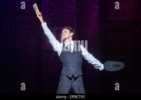 London, Großbritannien. 26. Juni 2023 Charlie Stemp als Bobby Child tritt bei einer Fotoaufführung für die neue Auflage „Crazy for You“ des Chichester Festival Theatre auf, die für eine 6-monatige Saison bis zum 20. Januar 2024 in das Gillian Lynne Theatre in Covent Garden übergeht. Das klassische Gershwin-Musical wird auf der Bühne von der mehrfach mit Tony und Olivier ausgezeichneten Regisseurin und Choreografin Susan Stroman zum Leben erweckt. Kredit: Stephen Chung / EMPICS / Alamy Live News Stockfoto