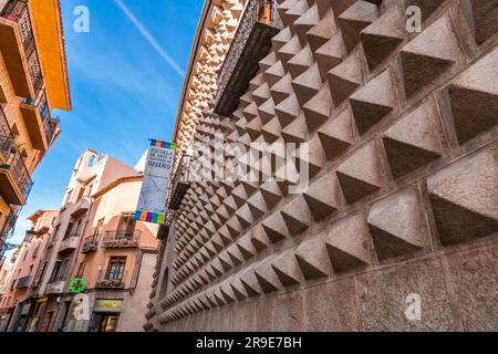 Segovia, Spanien - 18. Februar 2022: La Casa de los Picos ist ein Gebäude in Segovia, Heimat der Segovia School of Art, auf dem zentralen Juan Bravo Stockfoto