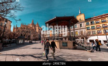 Segovia, Spanien - 18. Februar 2022: Die Kathedrale von Segovia ist die römisch-katholische Kathedrale im gotischen Stil auf der Plaza Mayor in Segovia, Kastilien-Leon Stockfoto