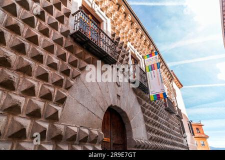 Segovia, Spanien - 18. Februar 2022: La Casa de los Picos ist ein Gebäude in Segovia, Heimat der Segovia School of Art, auf dem zentralen Juan Bravo Stockfoto