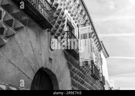 Segovia, Spanien - 18. Februar 2022: La Casa de los Picos ist ein Gebäude in Segovia, Heimat der Segovia School of Art, auf dem zentralen Juan Bravo Stockfoto