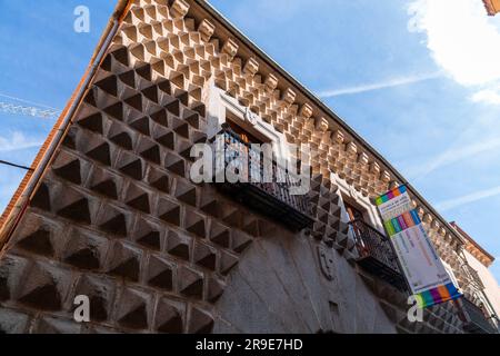 Segovia, Spanien - 18. Februar 2022: La Casa de los Picos ist ein Gebäude in Segovia, Heimat der Segovia School of Art, auf dem zentralen Juan Bravo Stockfoto