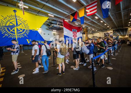 Split, Kroatien. 26. Juni 2023. Die Besatzung des amerikanischen Flugzeugträgers USS Gerald R. Ford wartet am 26. Juni 2023 auf einen freien Tag in Split, Kroatien, Foto: Zvonimir Barisin/PIXSELL Credit: Pixsell/Alamy Live News Stockfoto