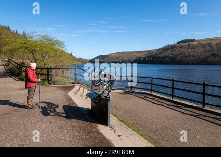Ältere Frau, die die Aussicht vom Derwent Reservoir im Upper Derwent Valley, Peak District, Derbyshire, England bewundert. Stockfoto