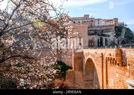 La Puente de Alcantara, Alcantara-Brücke über den Tejo in Toledo, Castilla La Mancha, Spanien. Stockfoto