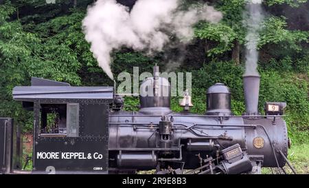 Cass, West Virginia, 18. Juni 2022 - A Side View of a Climax Antique Steam Locomotive, die sich für einen Arbeitstag aufwärmt Stockfoto