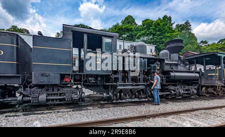 Cass, West Virginia, 6. Juni 2022 – Nahaufnahme der Laufausrüstung einer antiken Shay Steam Locomotive, die sich für die tägliche Arbeit aufwärmt Stockfoto