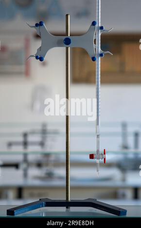 Bürette für Präzisionsmessungen im Chemielabor Stockfoto