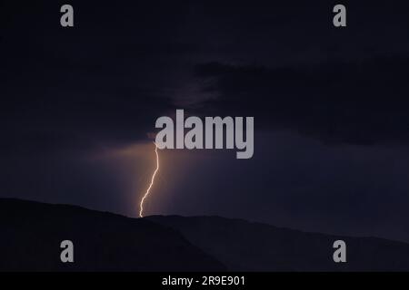 Eine Nahaufnahme eines hellen Blitzes während einer windigen und stürmischen Nacht Stockfoto