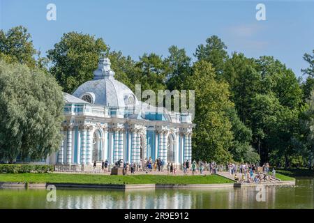 Tsarskoye Selo, Russland-14. August 2022: Grottenpavillon am Ufer eines großen Teiches im Catherine Park, St. Petersburg, Russland Stockfoto