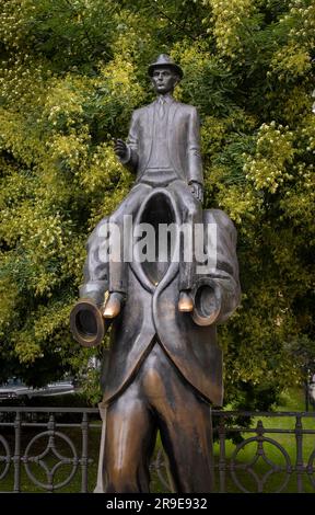 PRAG, TSCHECHISCHE REPUBLIK, EUROPA - Statue des Autors Franz Kafka vom Künstler Jaroslav Rona im jüdischen Viertel. Stockfoto