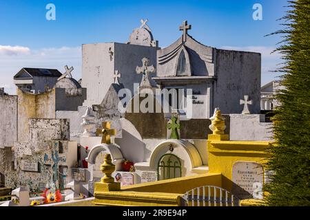 Grabsteine und opulente Gräber auf dem beeindruckenden Friedhof von Punta Arenas im Süden Chiles, Patagoniens und Südamerikas Stockfoto