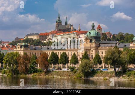 PRAG, TSCHECHISCHE REPUBLIK, EUROPA - Straka Academy Gebäude, das Büro der tschechischen Regierung, an der Moldau. Oben links ist die Prager Burg Stockfoto
