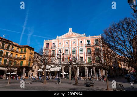 Segovia, Spanien - 18. Februar 2022: Fassadenblick auf das Juan Bravo Theater-Gebäude am Plaza Mayor in Segovia, Kastilien und Leon, Spanien. Stockfoto