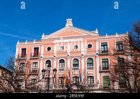 Segovia, Spanien - 18. Februar 2022: Fassadenblick auf das Juan Bravo Theater-Gebäude am Plaza Mayor in Segovia, Kastilien und Leon, Spanien. Stockfoto