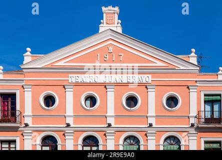 Segovia, Spanien - 18. Februar 2022: Fassadenblick auf das Juan Bravo Theater-Gebäude am Plaza Mayor in Segovia, Kastilien und Leon, Spanien. Stockfoto