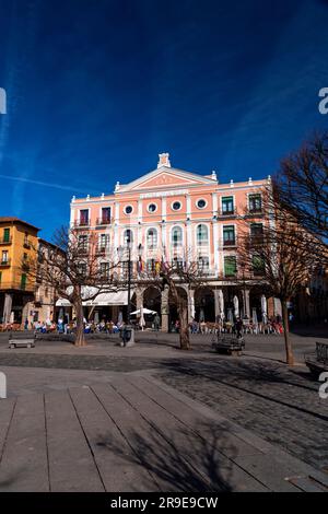 Segovia, Spanien - 18. Februar 2022: Fassadenblick auf das Juan Bravo Theater-Gebäude am Plaza Mayor in Segovia, Kastilien und Leon, Spanien. Stockfoto