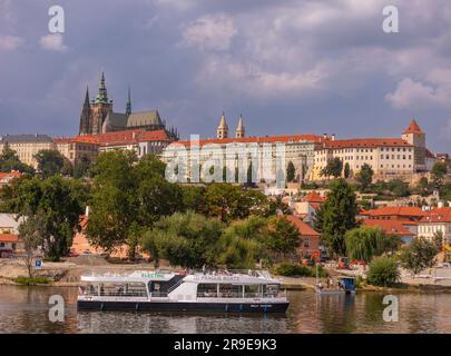 PRAG, TSCHECHISCHE REPUBLIK, EUROPA - Bootstour auf der Moldau. Veitsdom, links oben, und Prager Burg. Stockfoto